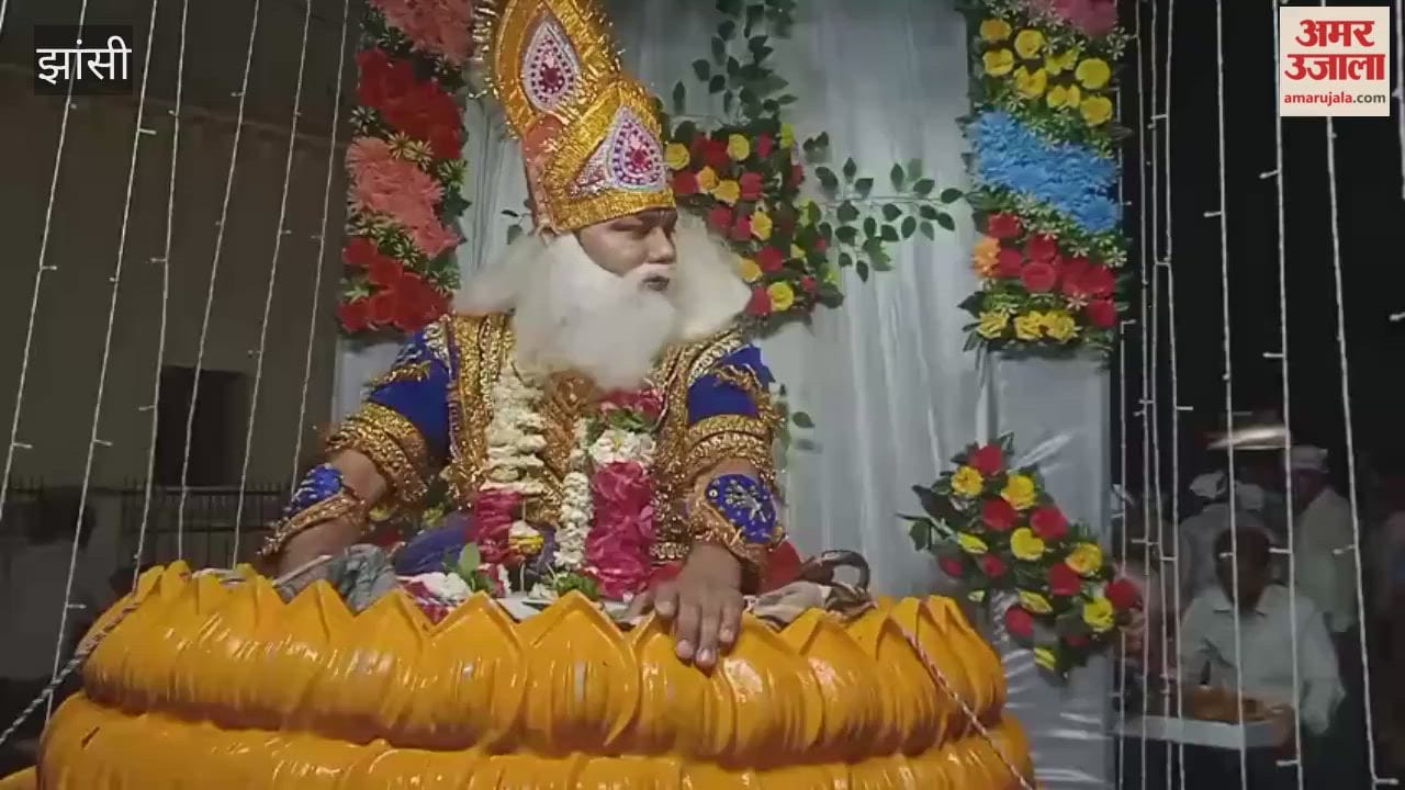 The grand procession was greeted with chants of Jai Jhulelal and was welcomed with flower showers.