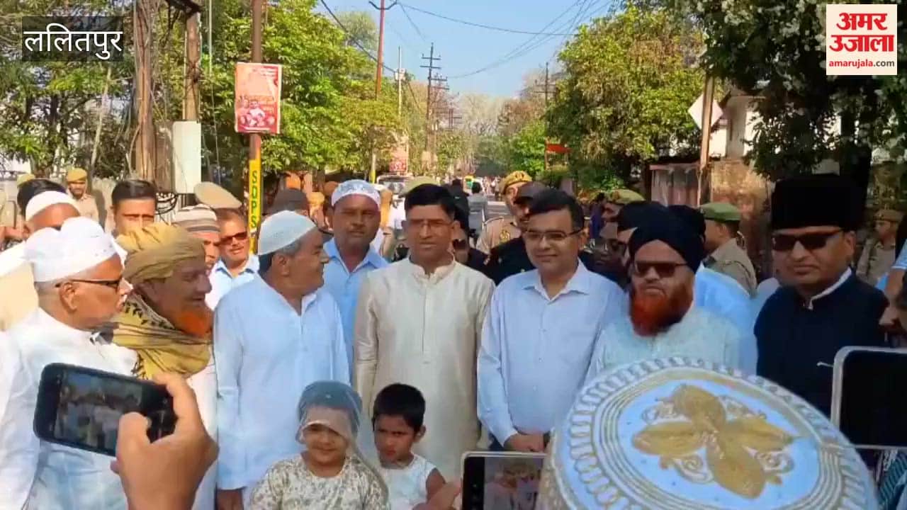 After the Eid prayers, prayers were offered for peace in the country, the DM and SP reached the Eidgah and offered their greetings.