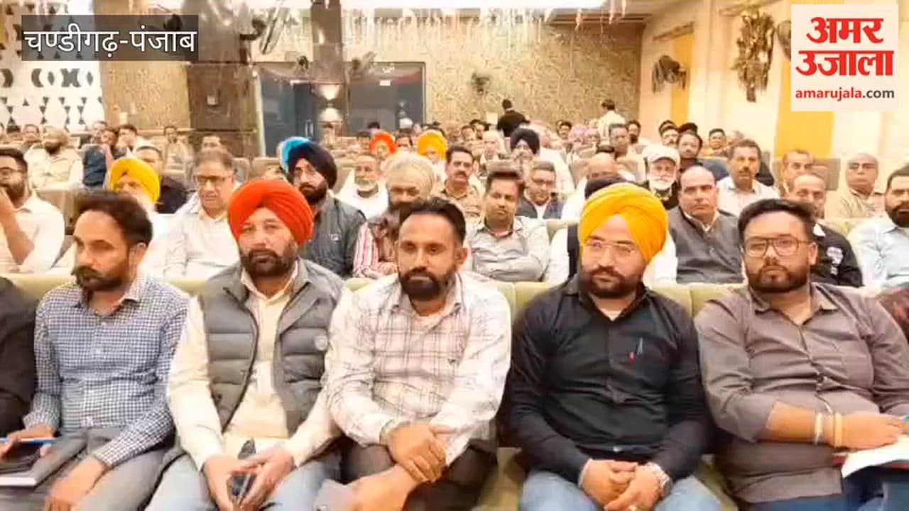 In Zira, the AAP MLA held a meeting with traders.