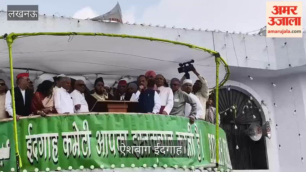 ऐशबाग ईदगाह : नमाज के बाद लोगों का अभिवादन स्वीकार करते मौलाना खालिद रशीद फरंगी महली