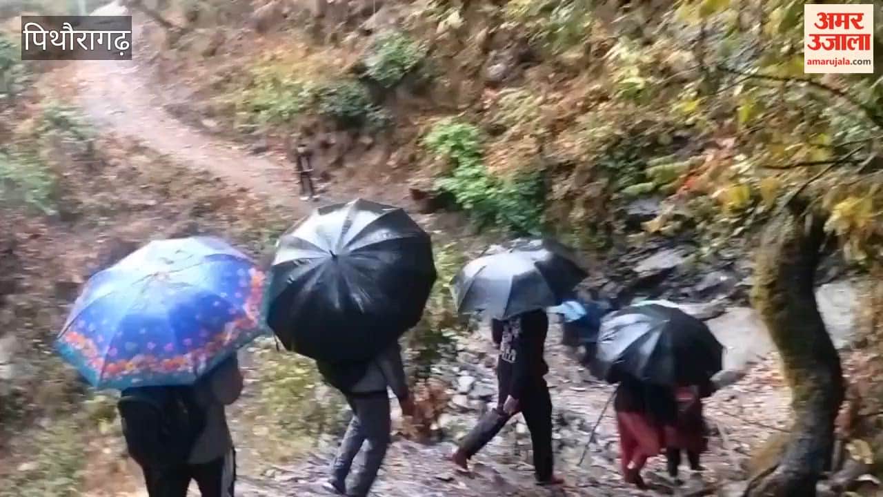 pregnant woman was taken to the ANM center on a doli after walking for six hours in the rain