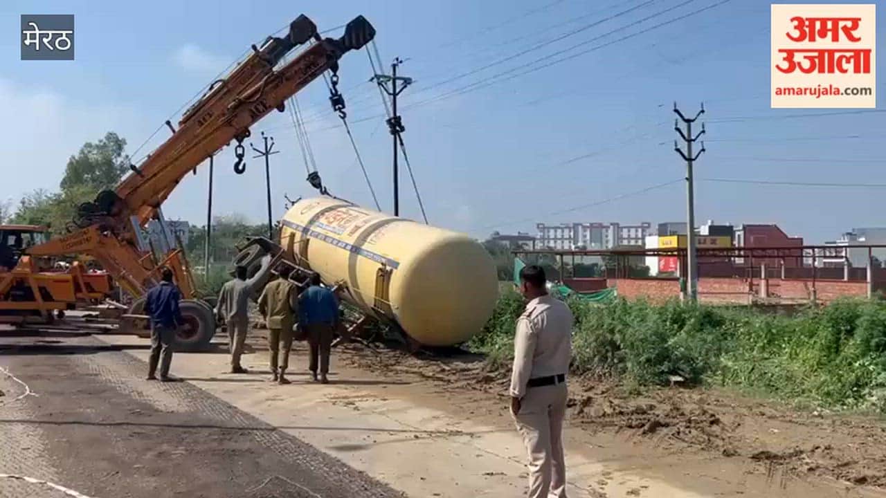 Meerut: LPG Capsule Container Overturns on Kankerkhera Highway, Causes Traffic Jam