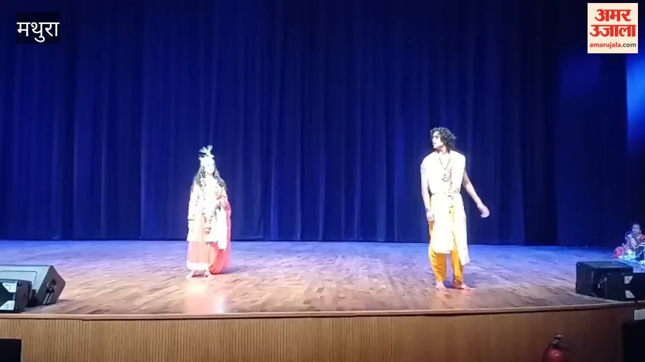 MP Hema Malini sang bhajan from stage in mathura