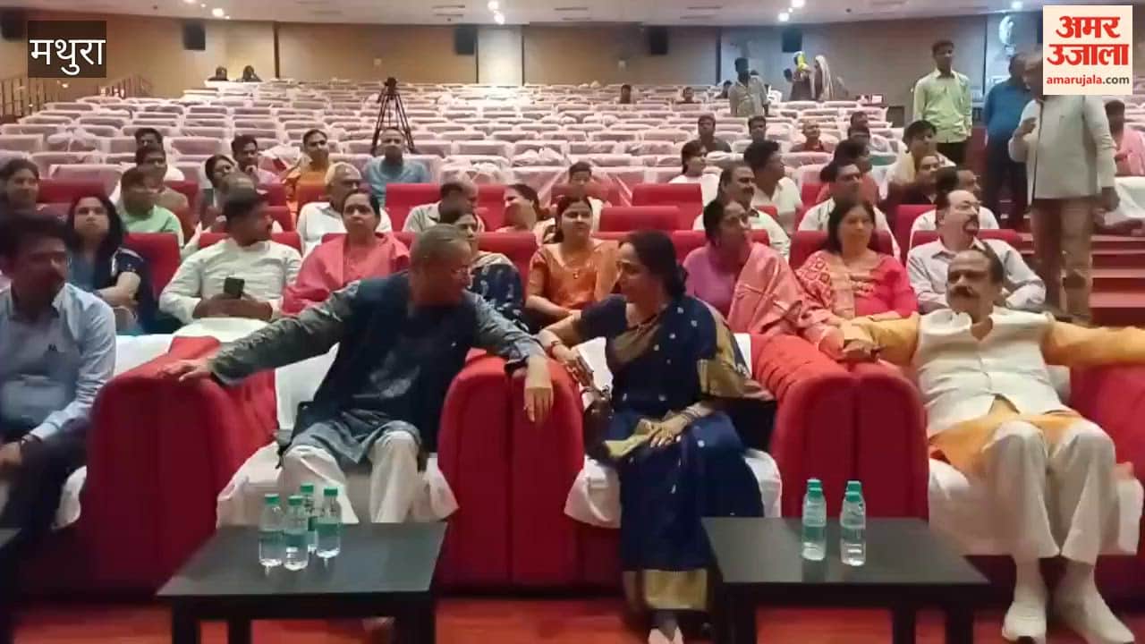 MP Hema Malini sang bhajan from stage in mathura