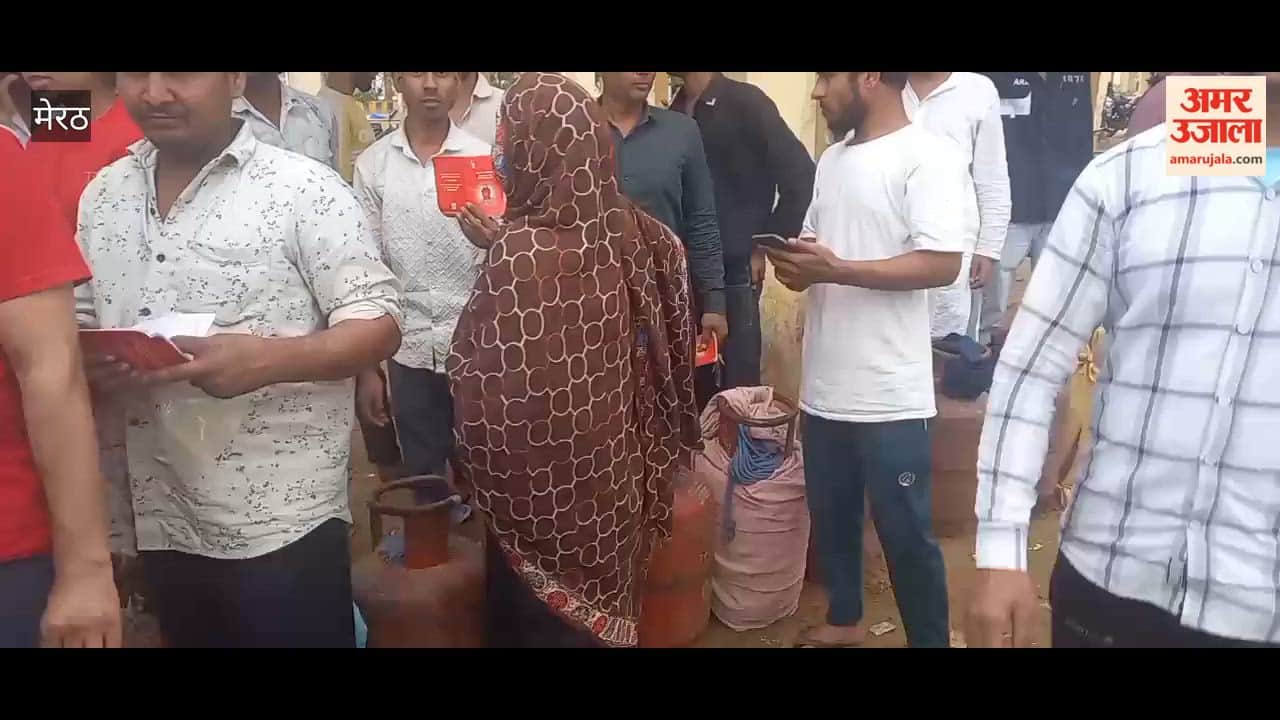 Meerut: Crowd gathered at Nauchandi Maidan for gas cylinder.