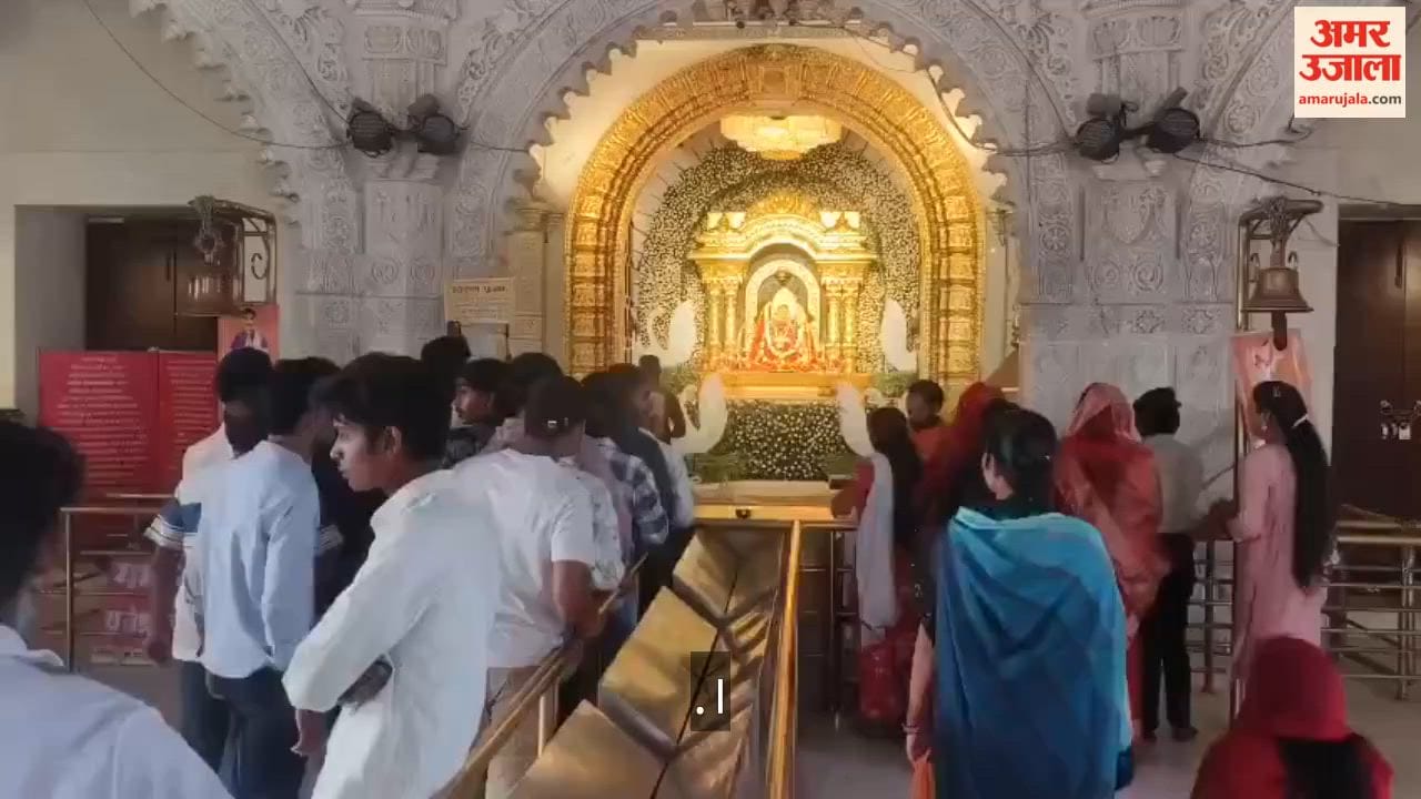 On First day of Navratri devotee gathered to see Maa Bamleshwari Devi