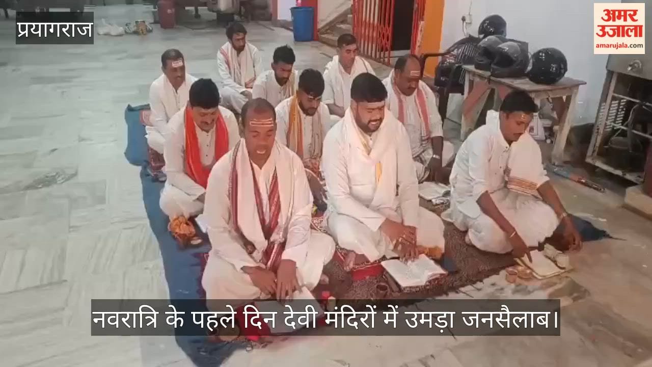 On the first day of Navratri, a huge crowd gathered in the Devi temples, devotees visited Alop Shankari.