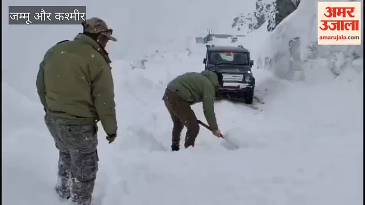 Jammu Kashmir: जोजिला पास पर कठिन मौसम के बीच लद्दाख पुलिस ने सुनिश्चित किया सुरक्षित यातायात