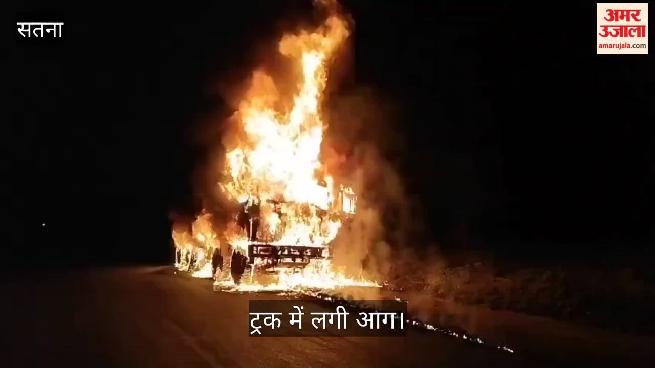 A moving Hiva caught fire on the Satna-Semaria Road. The driver and cleaner jumped out to their deaths.
