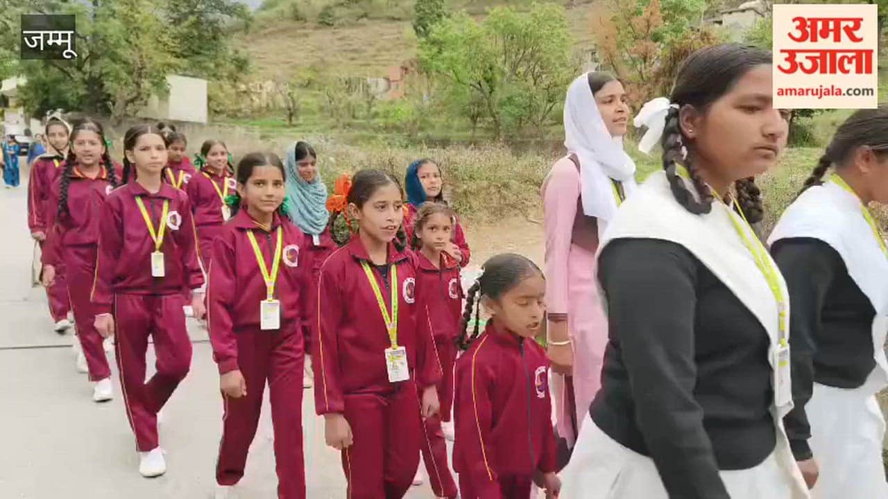Girl students of PM Shri High School Pouni took out a 'School Chalo' awareness rally.