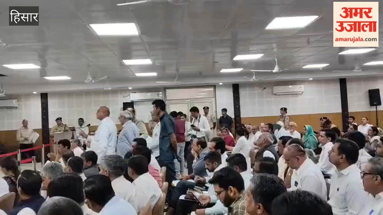 In Hisar, during a meeting of the Public Grievances Committee, Panchayat Development Minister Krishan Lal Panwar lashed out at a female officer.