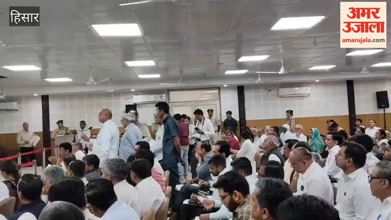 In Hisar, during a meeting of the Public Grievances Committee, Panchayat Development Minister Krishan Lal Panwar lashed out at a female officer.