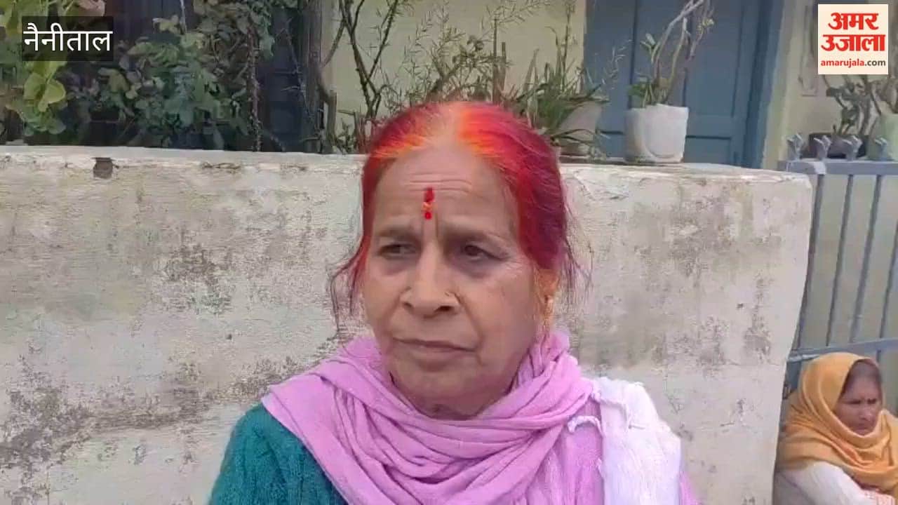 Due to shortage of gas cylinders in Nainital, long queues formed since 7 am