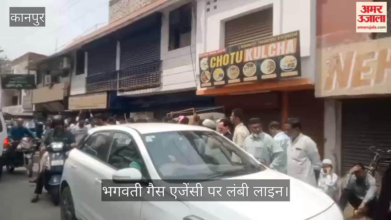 Kanpur Long Queue Bhagwati Gas Agency Lajpat Nagar Crowd Road Traffic Jam