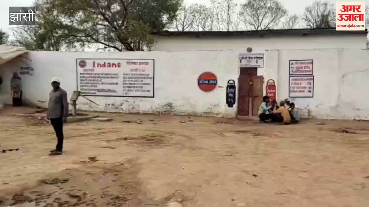 Uproar at Babina Gas Agency, police reached the spot and got the cylinders distributed.