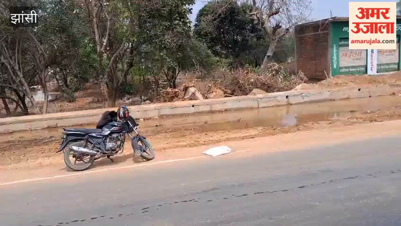 Water is being wasted due to damaged pipeline on Jhansi-Shivpuri Highway.