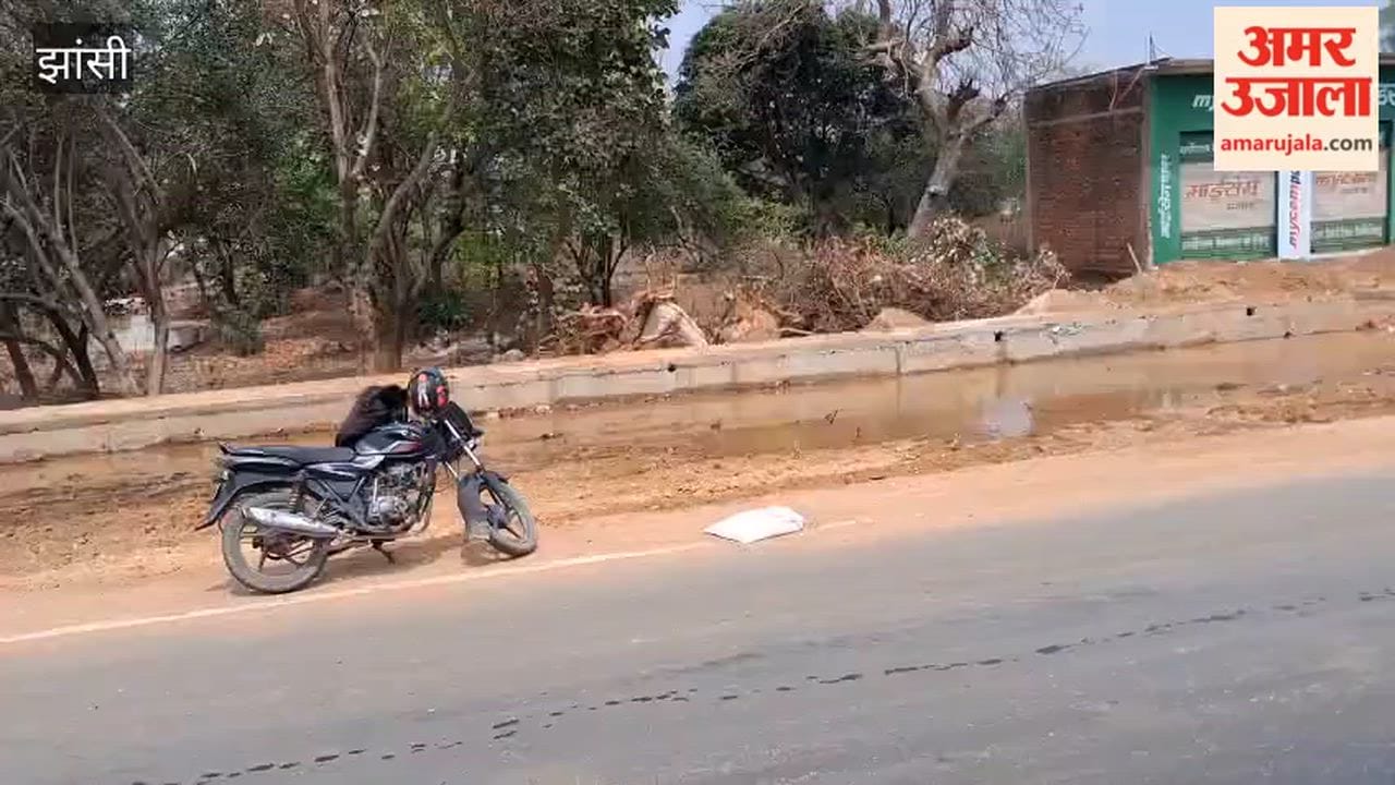 Water is being wasted due to damaged pipeline on Jhansi-Shivpuri Highway.