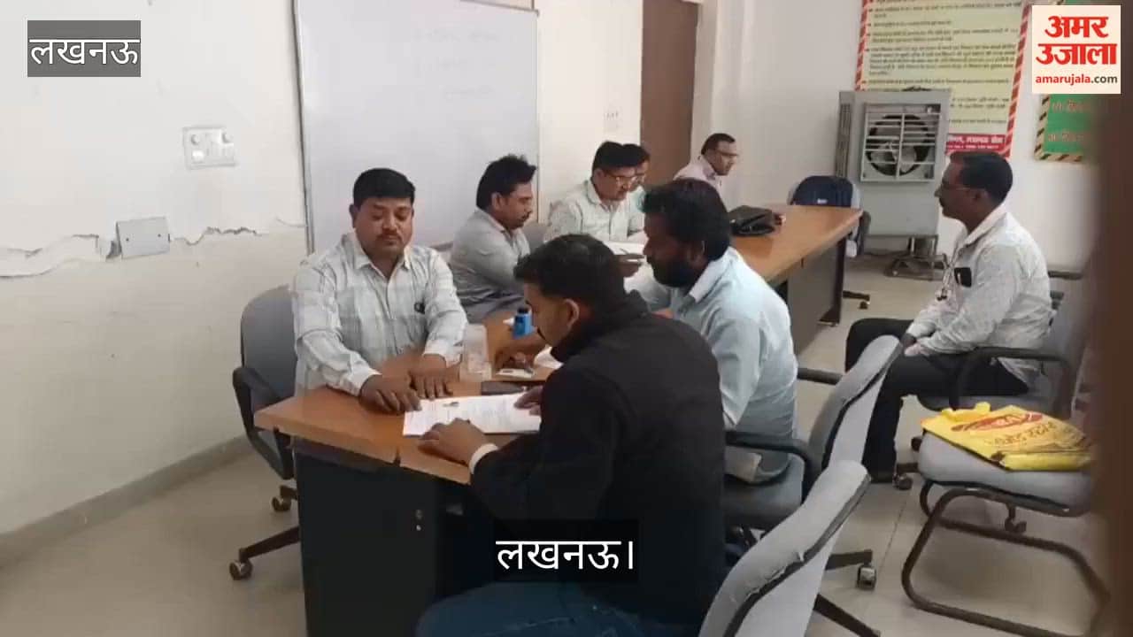 लखनऊ: अवध बस अड्डे पर संविदा बस चालक की भर्ती, डॉक्यूमेंट चेक करते अधिकारी