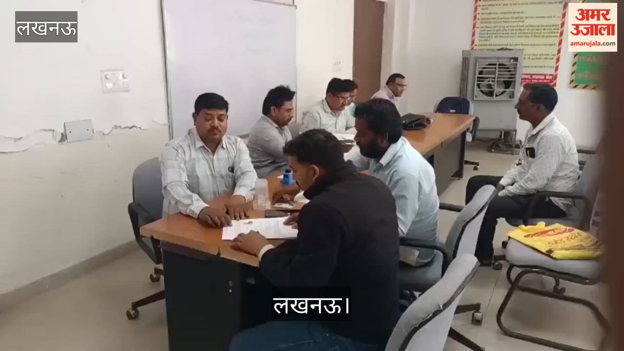 लखनऊ: अवध बस अड्डे पर संविदा बस चालक की भर्ती, डॉक्यूमेंट चेक करते अधिकारी