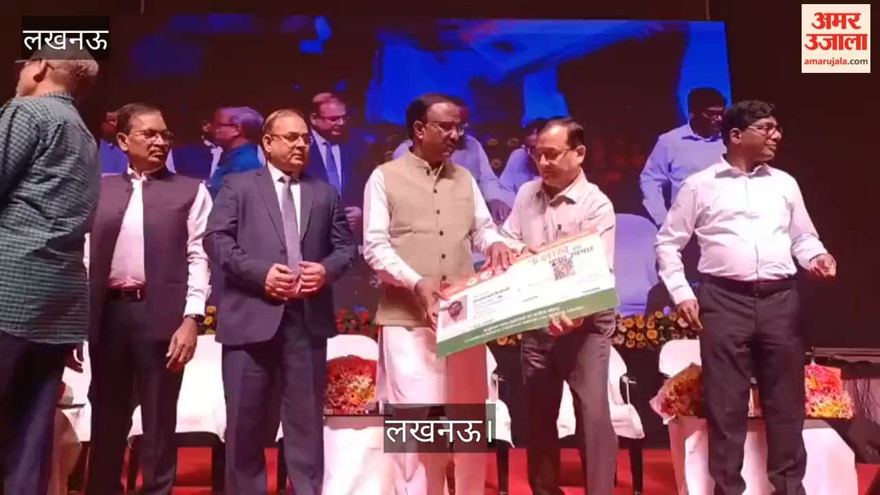 लखनऊ: इंदिरा गांधी प्रतिष्ठान में आयोजित स्वास्थ्य संगोष्ठी, लाभार्थियों को आयुष्मान कार्ड दिए गए