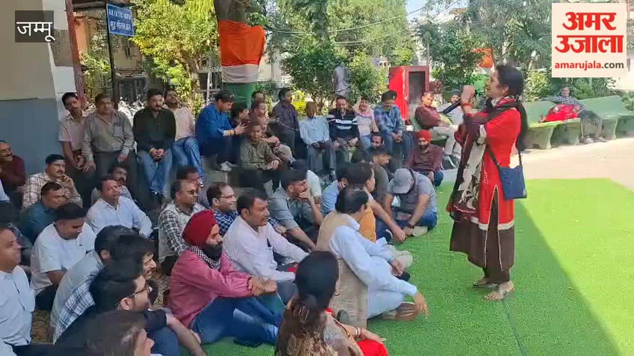 MTS employees stage protest at Medical College, demand for two and a half day's salary continues