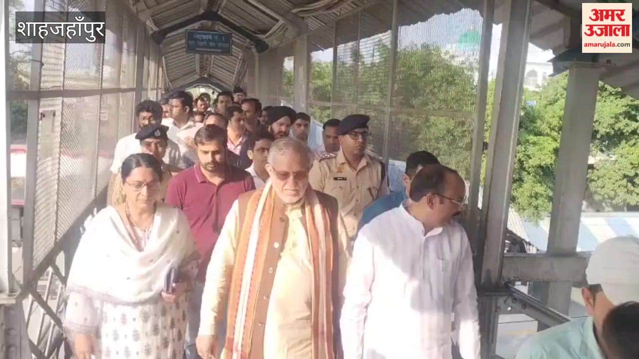 Finance Minister along with the DRM, reviewed the progress of construction work at the railway station