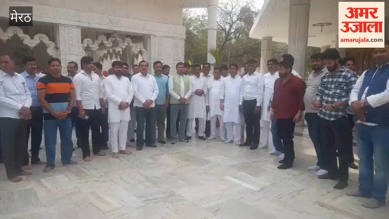 Meerut: Financeless teachers demonstrated in Aughadnath temple with their demands.