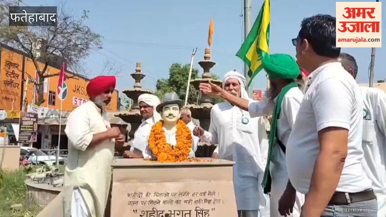 Farmers in Tohana offered garlands at Shaheed Chowk