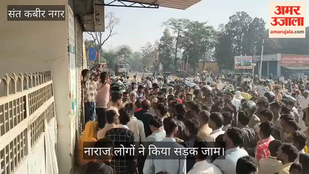 Consumers' anger erupted due to non-availability of gas, road blocked