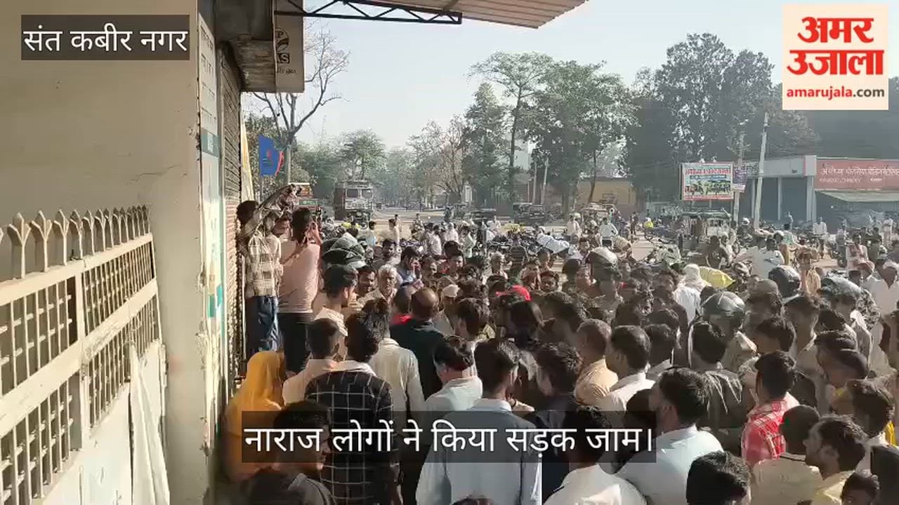 Consumers' anger erupted due to non-availability of gas, road blocked