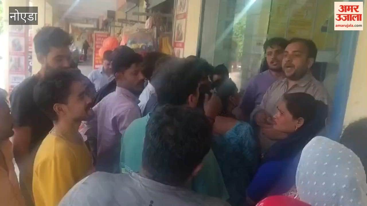 Long lines for cylinders due to gas shortage in Sarfabad in Noida