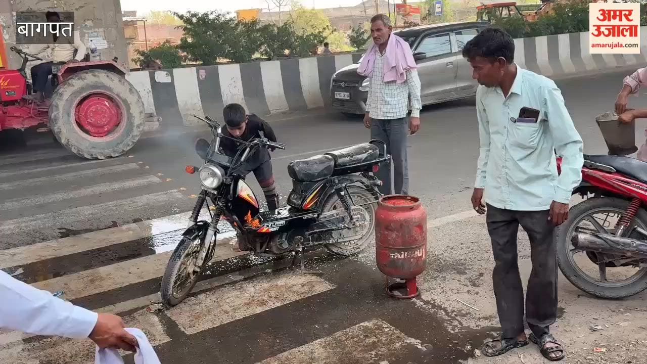 Baghpat: Moped moving on highway catches fire
