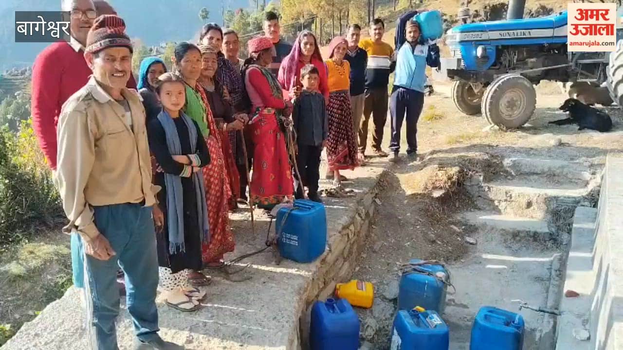 There is a problem of drinking water in Gairpata Tok of Pudkuni in Bageshwar, villagers travel a distance of one kilometer to collect drinking water