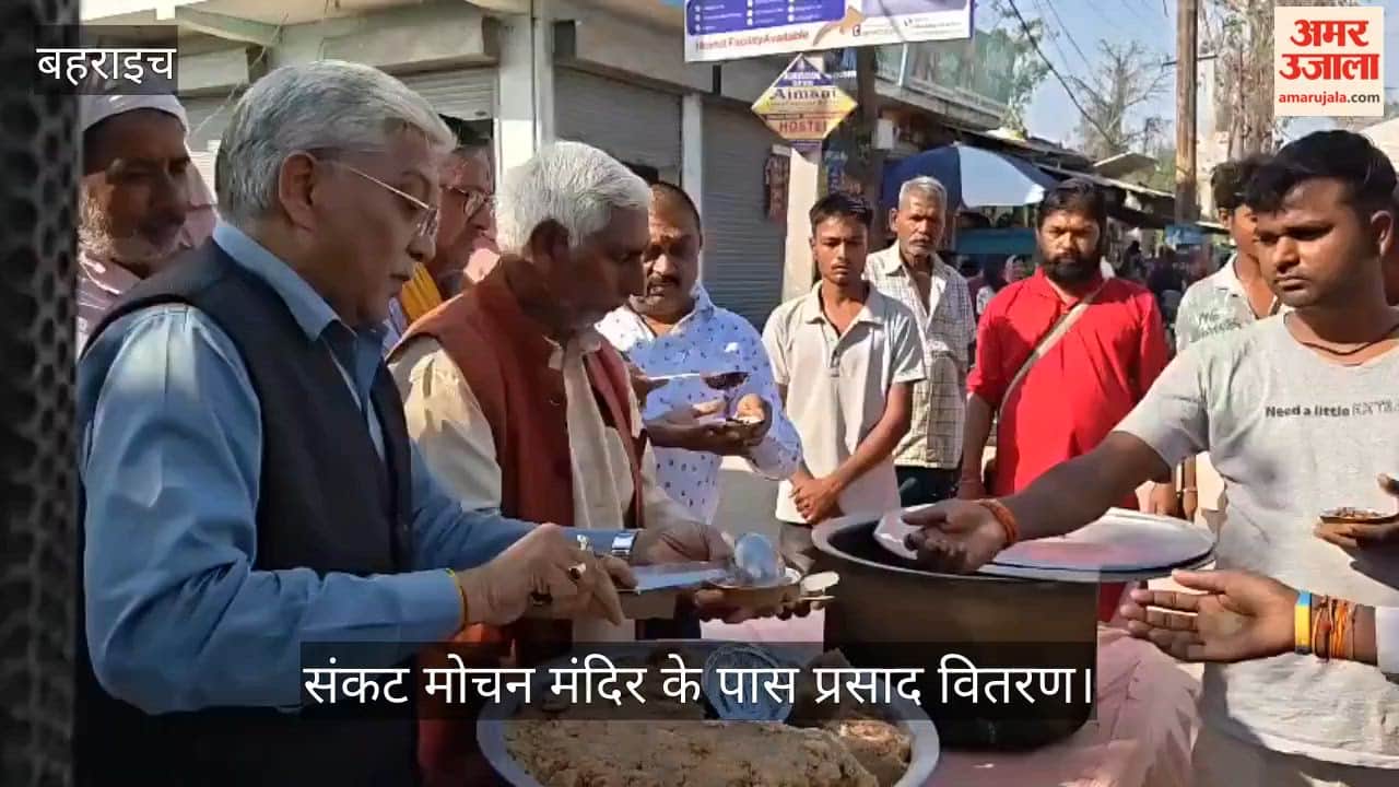 बहराइच के रूपईडीहा में रामनवमी पर संकट मोचन मंदिर के पास प्रसाद वितरण