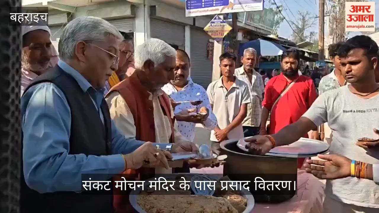 बहराइच के रूपईडीहा में रामनवमी पर संकट मोचन मंदिर के पास प्रसाद वितरण