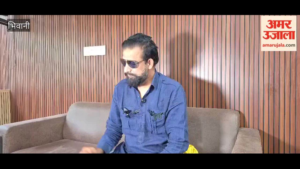 Naveen Jaihind arrives in Bhiwani under the 'Ring the Bell, Drive Away Filth' campaign.