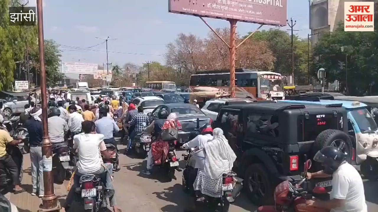 People were stuck in the traffic jam in front of Jhansi Medical College.