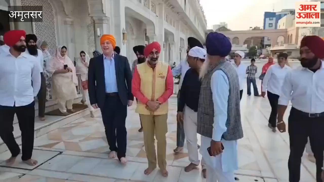 The Air Chiefs of India and Britain, along with their families, paid obeisance at the Golden Temple.