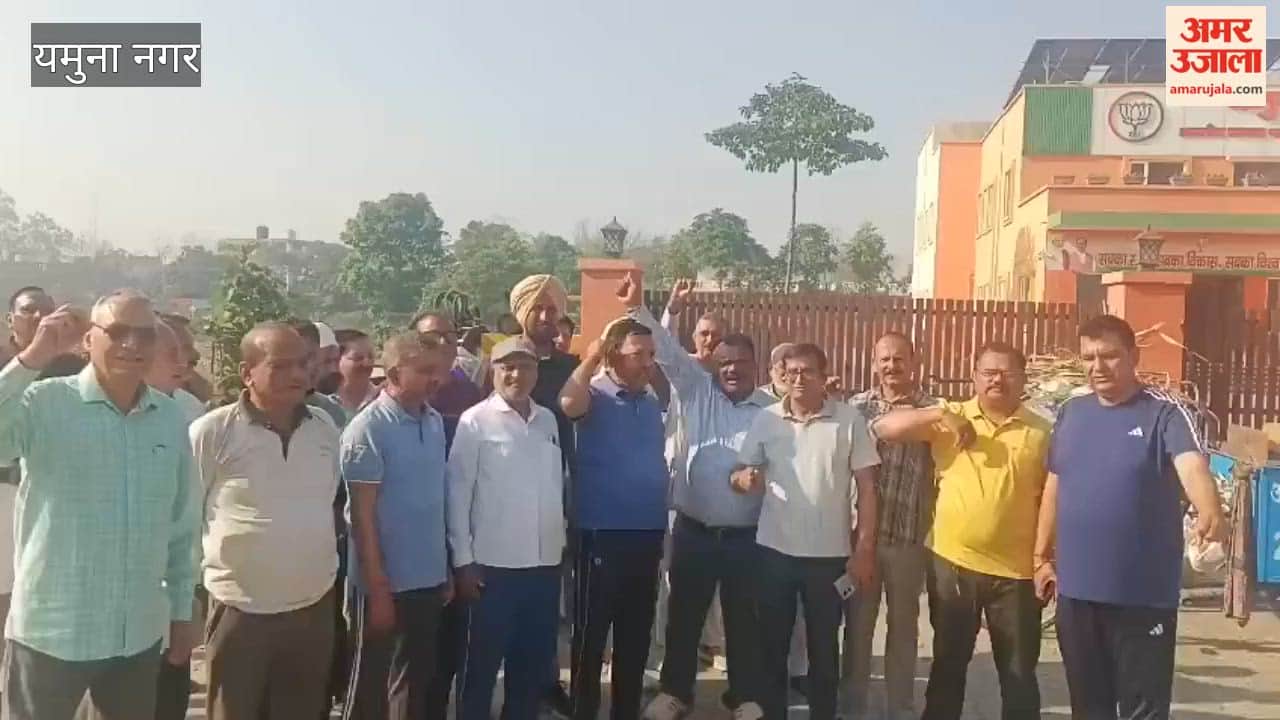 Residents of Sector 17 in Yamunanagar, irked by the sanitation situation, arrive at the BJP District Office carrying garbage.