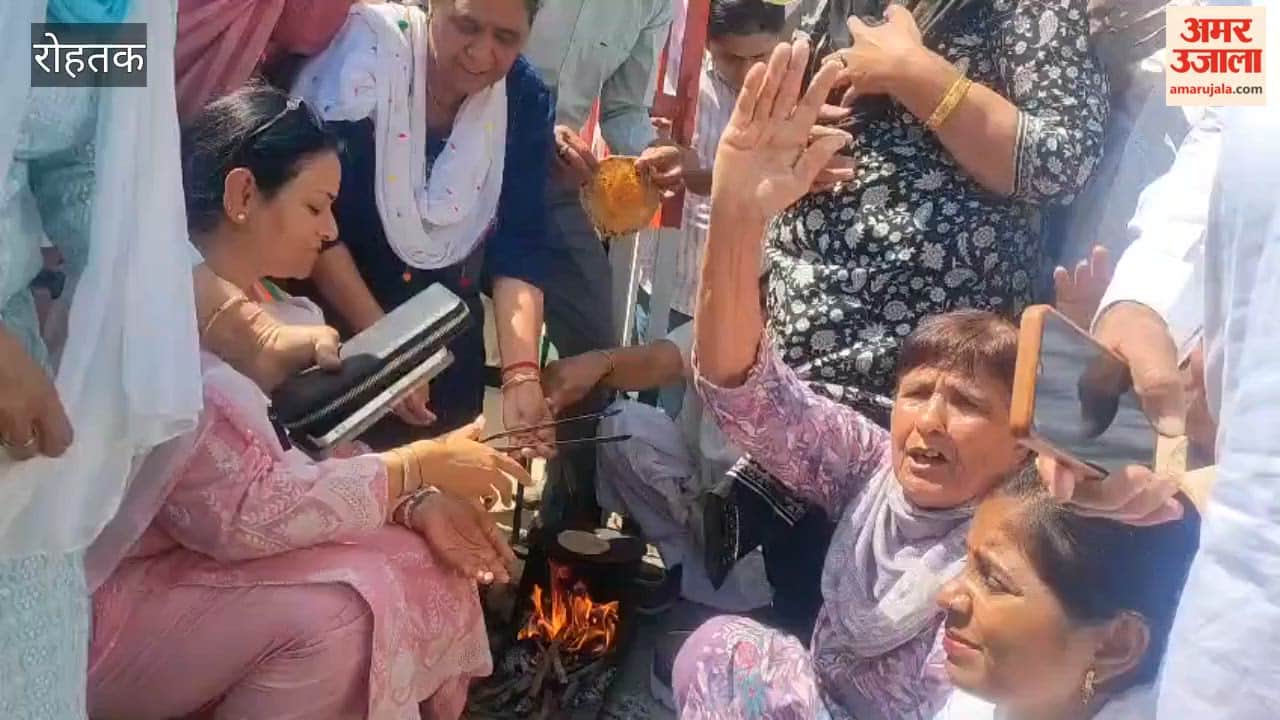 Congress stages protest in Rohtak over rising LPG prices; cooks rotis on a stove and burns an effigy.