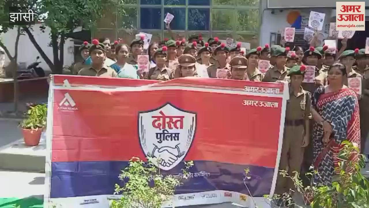 Students of Jhansi's Maharani Laxmibai Inter College observed the working of the police at the women's police station.