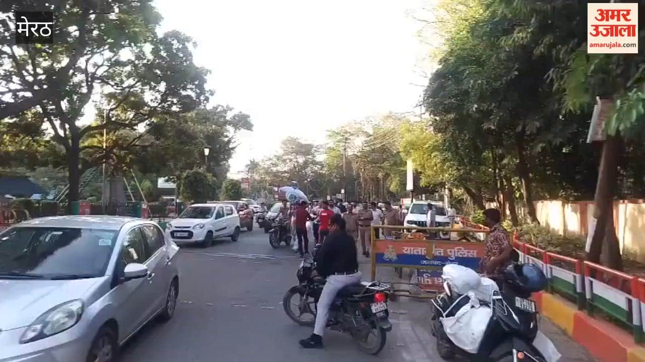 Sachin Sirohi, President of the Akhil Bharatiya Hindu Suraksha Sangathan, burnt an effigy of the AIMIM State President and demanded action under the NSA as well as bulldozer action.