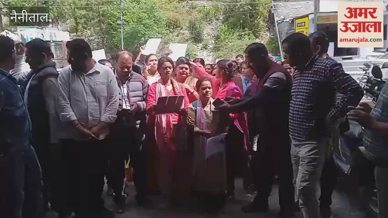 Women protested against the opening of a liquor shop in Ratighat market of Nainital district at the tehsil headquarters