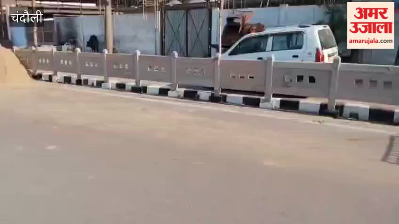 Misuse of Six-Lane Highway Service Lane Clogged with Sand and Bricks