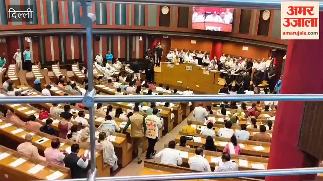Uproar in Delhi MCD House over gas cylinder issue