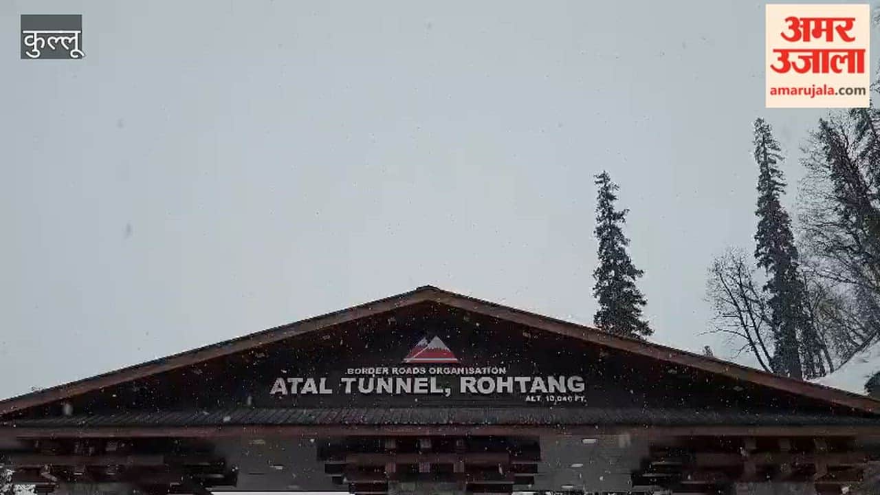 Snowfall at Atal Tunnel, vehicular movement halted