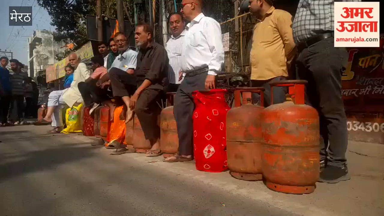 Meerut: Consumers struggle for LPG cylinders, long queues seen early morning