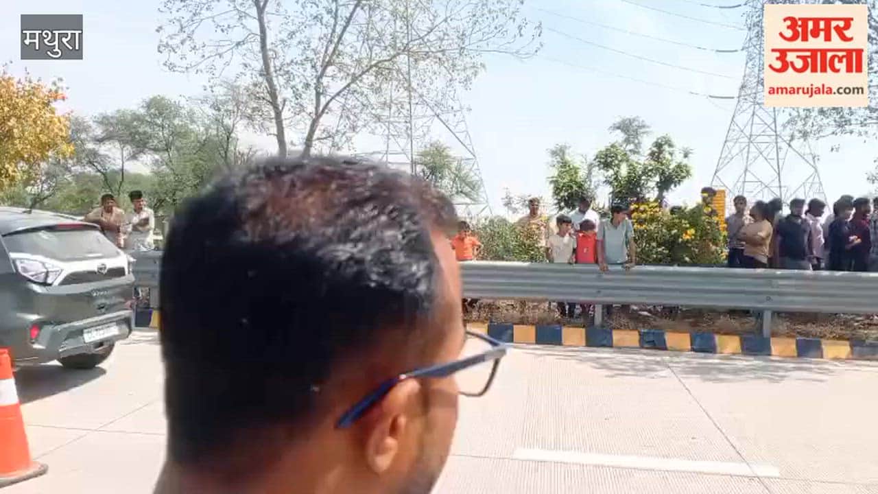 moving bus caught fire on the Yamuna Expressway