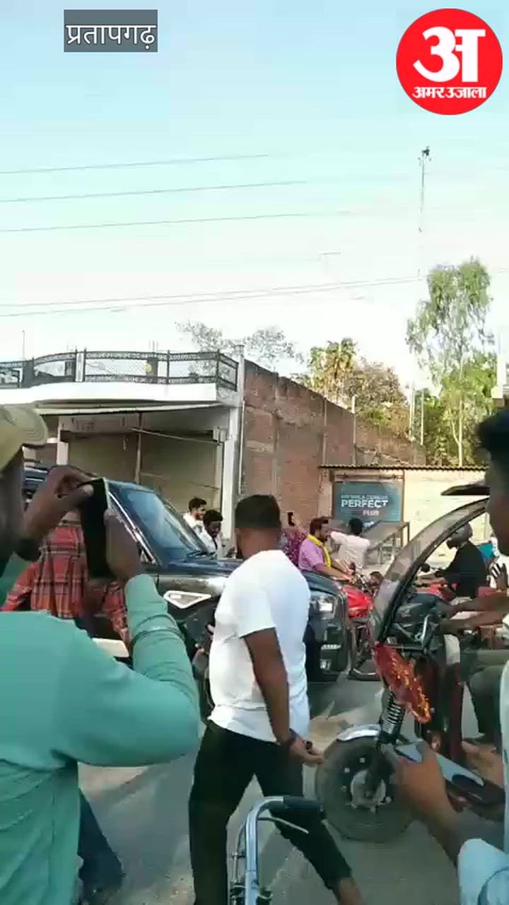 मोबाइल के  टावर पर चढ़ गई युवती, नीचे तमाशबीनों की भीड़ जुटीी, रील बना रहे लोग