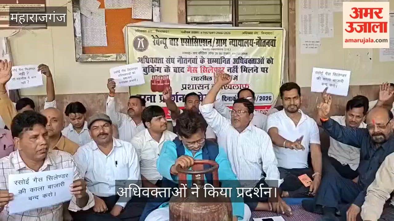 Advocates staged a sit-in protest, shouting slogans over non-availability of gas